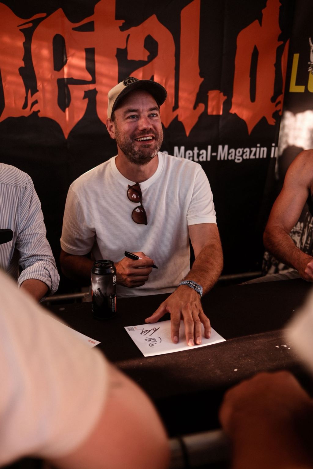 Florian Janoske bei einer Signierstunde am Stand von Metal.de