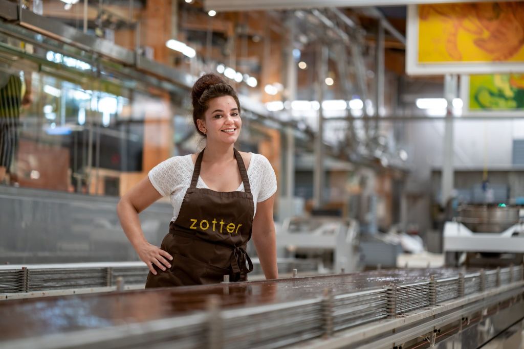 Julia Zotter in der Zotter Schokoladen Manufaktur an der Produktionslinie