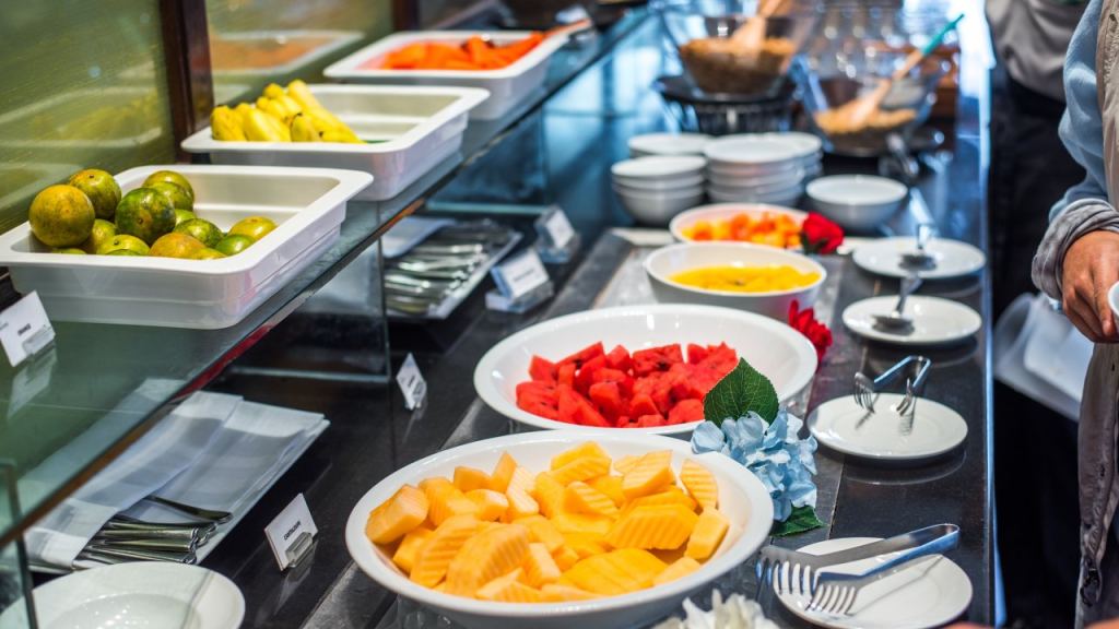 Frühstücksbuffet mit Schalen voller Mango, Wassermelone und Zitrusfrüchten