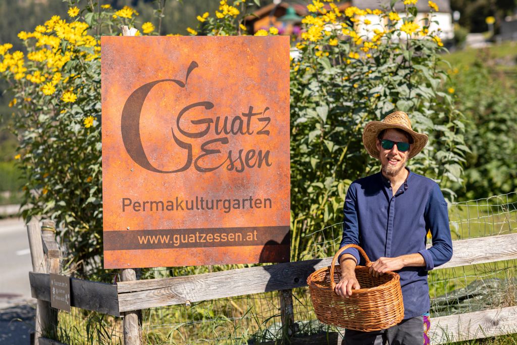 Peter Fankhauser in seinem Permakulturgarten im Zillertal