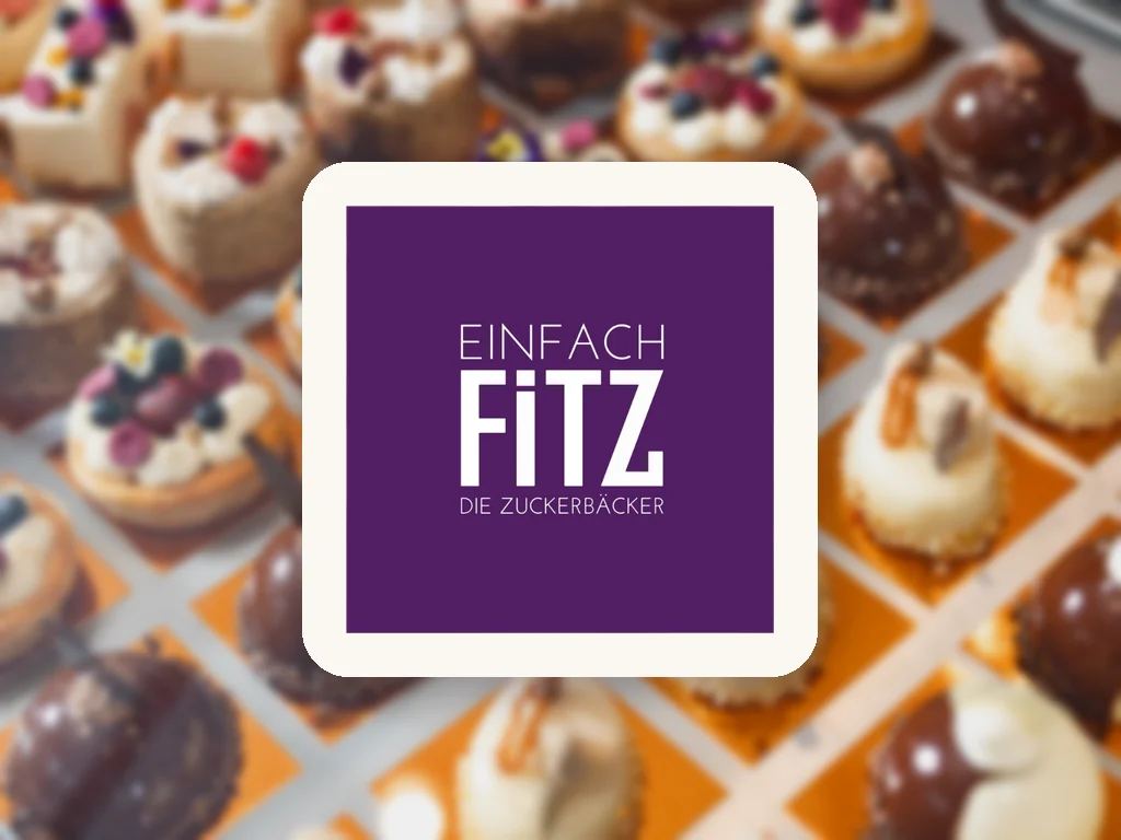 Logo Einfach FiTZ vor Törtchen-Blechen der Zuckerbäckerei